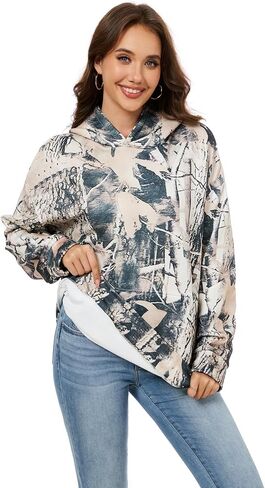 سترة بغطاء للرأس مموهة للنساء كبيرة الحجم من الصوف بقلنسوة على شكل ورقة القيقب مع جيب الكنغر in Kuwait