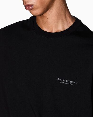 تي شيرت رجالي من Armani Exchange بصدر صغير يحمل شعار ميلانو/نيويورك in Saudi Arabia