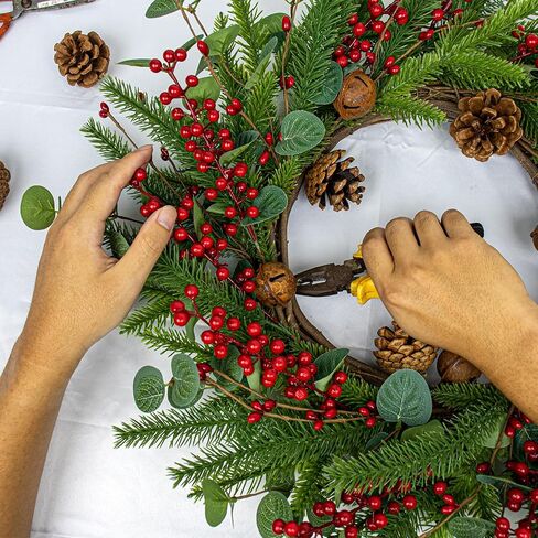 20 بوصة اكاليل عيد الميلاد للباب الأمامي، اكليلا من الزهور الاصطناعية عيد الميلاد اكاليل الشتاء مع التوت الأبيض إبر الصنوبر مخاريط الصنوبر لعيد الميلاد داخلي وخارجي in Kuwait
