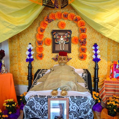 طقم ديكور مذبح يوم الموتى 55 قطعة من ديكورات الحائط Dia De Los Muertos Ofrendas 40 زهرة قطيفة، 13 فراشة العاهل، هيكل عظمي، إطار صور لوازم ذكرى مذبح الديوالي الهندي in Saudi Arabia