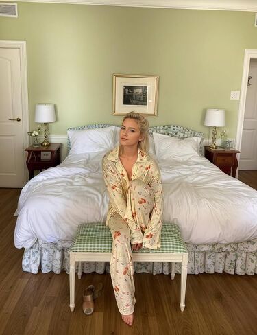 طقم بيجامة حريمي مكون من قطعتين بأزرار فاكهة مزهرة وأكمام طويلة وأرجل واسعة ناعمة من Pjs in Kuwait