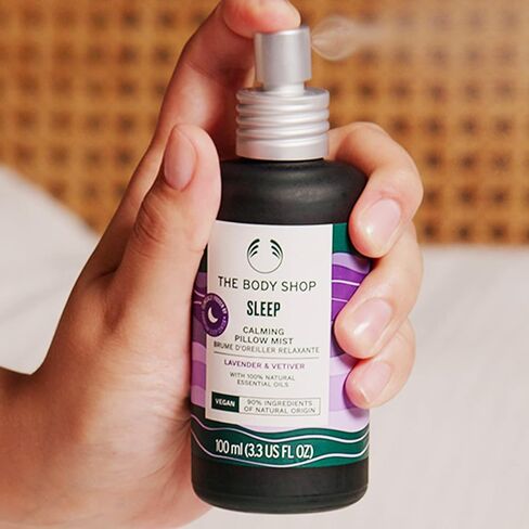 رذاذ الوسادة المهدئ للنوم من ذا بودي شوب، زيت اللافندر العطري وزيت نجيل الهند العطري - رذاذ يساعدك على النوم - 3.3 أونصة in Kuwait