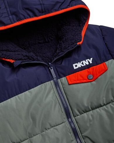 سترة منتفخة للأولاد من DKNY - سترة شتوية منفوخة بغطاء للرأس وسحاب من قماش الشيربا المنقوش - سترات ملابس خارجية للأولاد (8-20) in Saudi Arabia