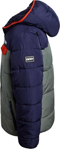 سترة منتفخة للأولاد من DKNY - سترة شتوية منفوخة بغطاء للرأس وسحاب من قماش الشيربا المنقوش - سترات ملابس خارجية للأولاد (8-20) in Saudi Arabia