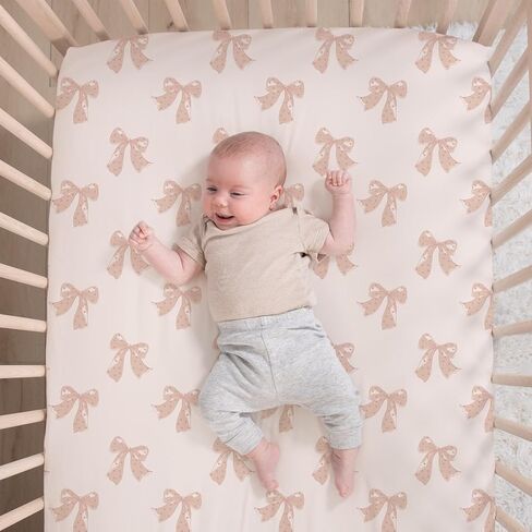 طقم سرير أطفال مكون من 4 قطع من The Peanutshell للفتيات - طقم سرير أطفال لحديثي الولادة والرضع والأطفال الصغار ديكور مع ملاءتي سرير أطفال وكشكشة من الغبار ولحاف سرير الأطفال - غريس in Kuwait