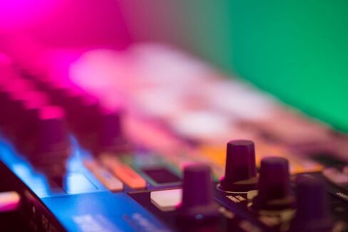 Arturia BeatStep Pro Controller and Sequencer — Aftertouch, Velocity Sensitive, With 2 Independent Melodic Sequencers, Drum Sequencer, 16 Drum Pads, MIDI/CV/Gate I/O and Music Production Software in Kuwait