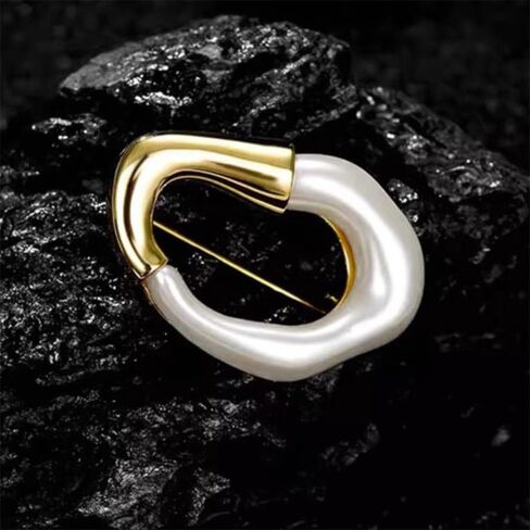 Irregular Geometric Brooch Pins for Women Men Dainty Design Metal Gold-Tone Plated Statement Simple Hollow Collar Lapel Badges Banquet Corsaries Exquisite Suit Dress Accessories Chic Jewelry Graduation in Saudi Arabia