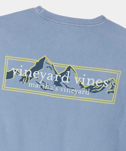 تي شيرت رجالي بأكمام طويلة يحمل شعار Drift Dye Mountain Logo Box من Vineyard Vines in Saudi Arabia