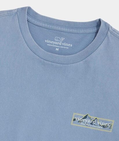 تي شيرت رجالي بأكمام طويلة يحمل شعار Drift Dye Mountain Logo Box من Vineyard Vines in Saudi Arabia