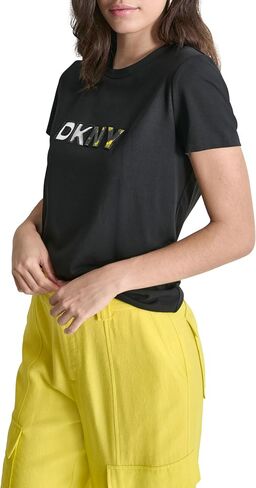 تي شيرت نسائي من DKNY مصنوع من القطن القابل للتمدد بشعار الماركة in Saudi Arabia