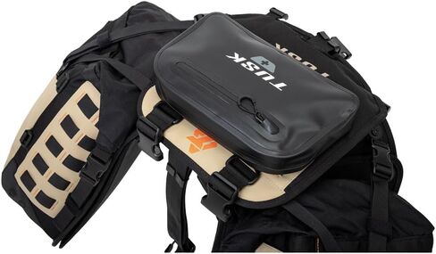 نظام قاعدة نظام الأمتعة بدون حامل Tusk Highland X2، درع حراري قياسي أسود/تان لـ Yamaha TENERE 700 2021-2023 in Saudi Arabia