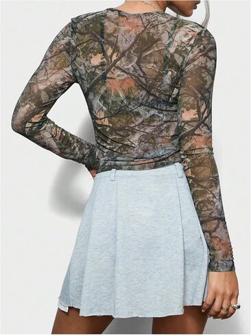 تي شيرت نسائي Y2k Camo Print برقبة دائرية وأكمام طويلة وشبكة شفافة in Saudi Arabia