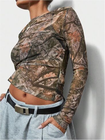 تي شيرت نسائي Y2k Camo Print برقبة دائرية وأكمام طويلة وشبكة شفافة in Saudi Arabia