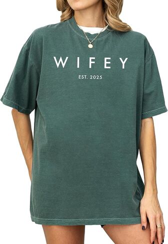 تي شيرت برسومات Wifey للنساء - قطن 100%، تي شيرت شهر العسل كبير الحجم بتصميم كلاسيكي - ناعم، قميص كاجوال منكمش مسبقًا، هدية مثالية لها in Kuwait
