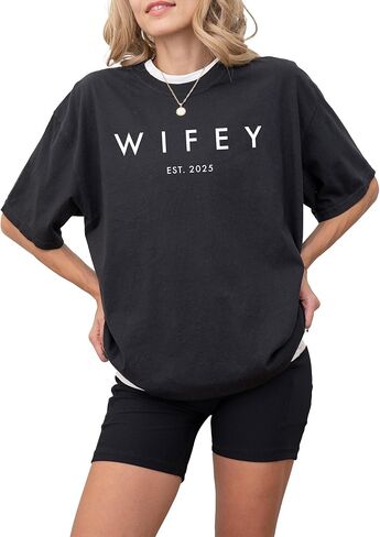 تي شيرت برسومات Wifey للنساء - قطن 100%، تي شيرت شهر العسل كبير الحجم بتصميم كلاسيكي - ناعم، قميص كاجوال منكمش مسبقًا، هدية مثالية لها in Kuwait