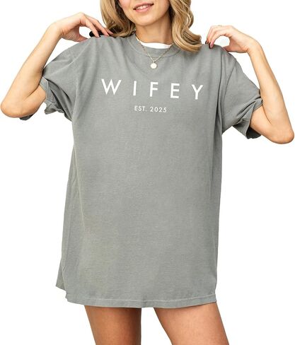 تي شيرت برسومات Wifey للنساء - قطن 100%، تي شيرت شهر العسل كبير الحجم بتصميم كلاسيكي - ناعم، قميص كاجوال منكمش مسبقًا، هدية مثالية لها in Kuwait