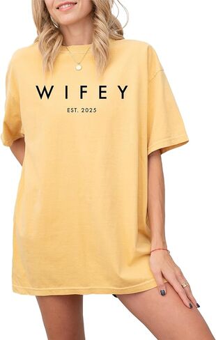 تي شيرت برسومات Wifey للنساء - قطن 100%، تي شيرت شهر العسل كبير الحجم بتصميم كلاسيكي - ناعم، قميص كاجوال منكمش مسبقًا، هدية مثالية لها in Kuwait