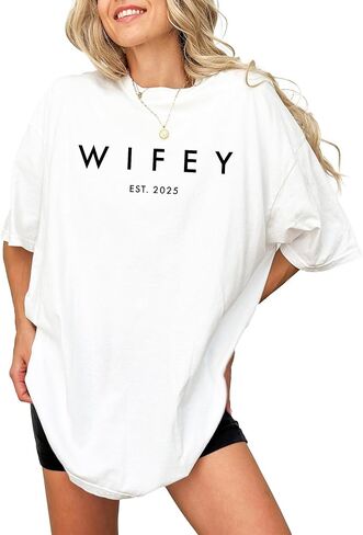 تي شيرت برسومات Wifey للنساء - قطن 100%، تي شيرت شهر العسل كبير الحجم بتصميم كلاسيكي - ناعم، قميص كاجوال منكمش مسبقًا، هدية مثالية لها in Kuwait