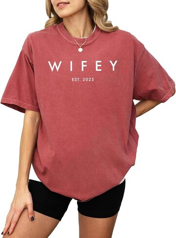 تي شيرت برسومات Wifey للنساء - قطن 100%، تي شيرت شهر العسل كبير الحجم بتصميم كلاسيكي - ناعم، قميص كاجوال منكمش مسبقًا، هدية مثالية لها in Kuwait
