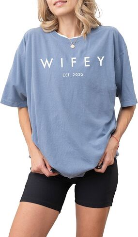 تي شيرت برسومات Wifey للنساء - قطن 100%، تي شيرت شهر العسل كبير الحجم بتصميم كلاسيكي - ناعم، قميص كاجوال منكمش مسبقًا، هدية مثالية لها in Kuwait