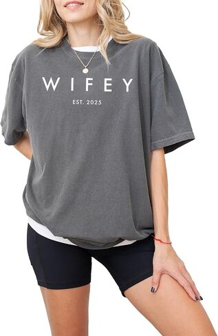 تي شيرت برسومات Wifey للنساء - قطن 100%، تي شيرت شهر العسل كبير الحجم بتصميم كلاسيكي - ناعم، قميص كاجوال منكمش مسبقًا، هدية مثالية لها in Kuwait