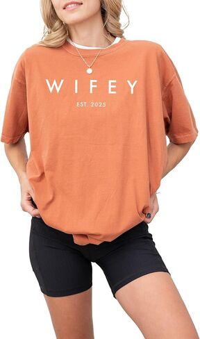 تي شيرت برسومات Wifey للنساء - قطن 100%، تي شيرت شهر العسل كبير الحجم بتصميم كلاسيكي - ناعم، قميص كاجوال منكمش مسبقًا، هدية مثالية لها in Kuwait