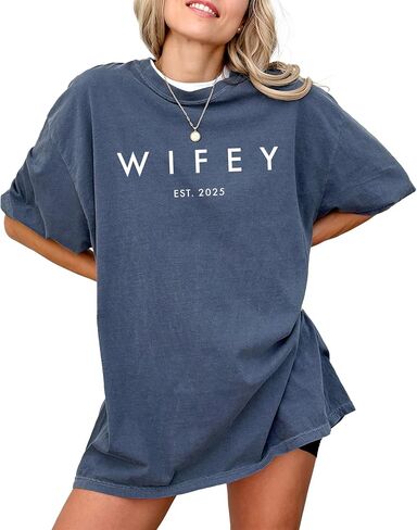 تي شيرت برسومات Wifey للنساء - قطن 100%، تي شيرت شهر العسل كبير الحجم بتصميم كلاسيكي - ناعم، قميص كاجوال منكمش مسبقًا، هدية مثالية لها in Kuwait