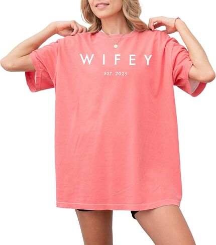 تي شيرت برسومات Wifey للنساء - قطن 100%، تي شيرت شهر العسل كبير الحجم بتصميم كلاسيكي - ناعم، قميص كاجوال منكمش مسبقًا، هدية مثالية لها in Kuwait