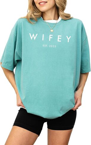 تي شيرت برسومات Wifey للنساء - قطن 100%، تي شيرت شهر العسل كبير الحجم بتصميم كلاسيكي - ناعم، قميص كاجوال منكمش مسبقًا، هدية مثالية لها in Kuwait