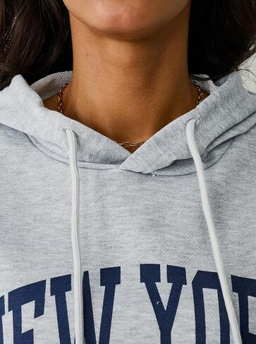 سويت شيرت Avanova نسائي بغطاء للرأس برسوم جرافيك نيويورك وأكمام طويلة برباط كبير مع جيب كانجارو in Kuwait