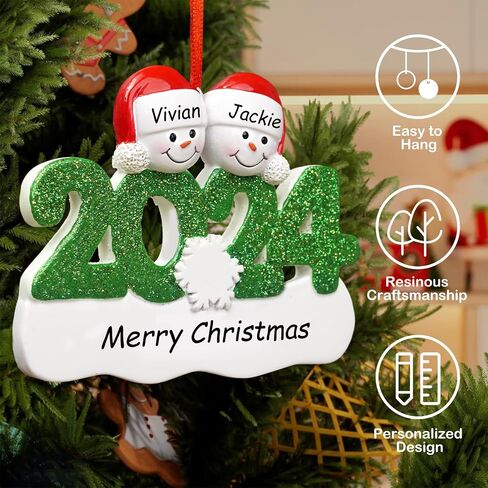 DPDP زينة عيد الميلاد المخصصة 2025 - زخرفة عائلية 2025، زخرفة عيد الميلاد المخصصة من الراتنج مع سنة لامعة، زينة شجرة عيد الميلاد لرجل الثلج، أسماء ونصوص مخصصة - عائلة مكونة من 4 أفراد in Saudi Arabia