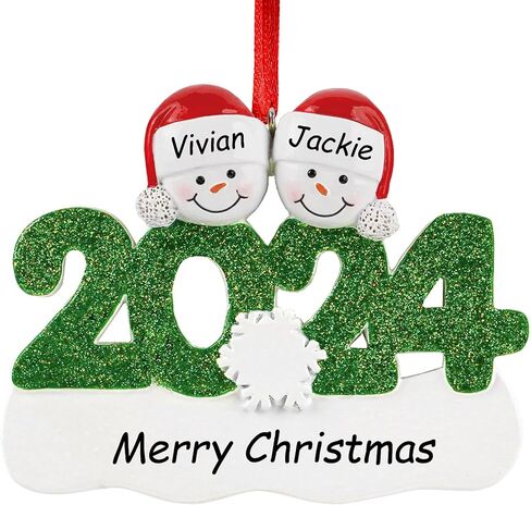 DPDP زينة عيد الميلاد المخصصة 2025 - زخرفة عائلية 2025، زخرفة عيد الميلاد المخصصة من الراتنج مع سنة لامعة، زينة شجرة عيد الميلاد لرجل الثلج، أسماء ونصوص مخصصة - عائلة مكونة من 4 أفراد in Saudi Arabia