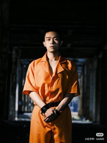 Prisoner Costume Orange Prisoner Jumpsuit Men Women Halloween Inmate Outfit Unisex Cos with Handcuffs in Saudi Arabia