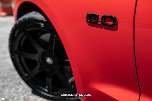 زوجان من شارات الشعار 5.0 - أسود لامع مع نقطة حمراء - ملصقات جانبية بديلة لسيارة Ford Mustang GT 2015–2023، ملصقات جانبية ثلاثية الأبعاد من بلاستيك ABS in Saudi Arabia