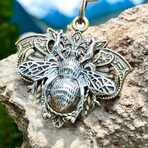 Gothic Bee Zipper Pull for Backpacks, Cute Purse Charms, Unique Vintage Style Insect Handbag Jewelry, Victorian Steampunk Zipper Charms, Camera Bag Charms, Cool Key Chain Charm in Saudi Arabia
