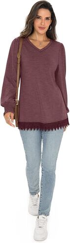 قمصان تونيك بأكمام طويلة للسيدات وأكمام منتفخة وحاشية من الدانتيل قمصان للخريف ورقبة على شكل V بلوزات غير رسمية أنيقة 2025 in Kuwait