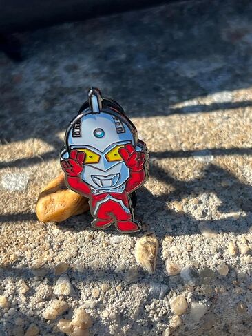 ما هو دبوس مجوهرات باشن الخاص بك Ultraman Seven Emerium Pin، مرخص رسميًا in Kuwait
