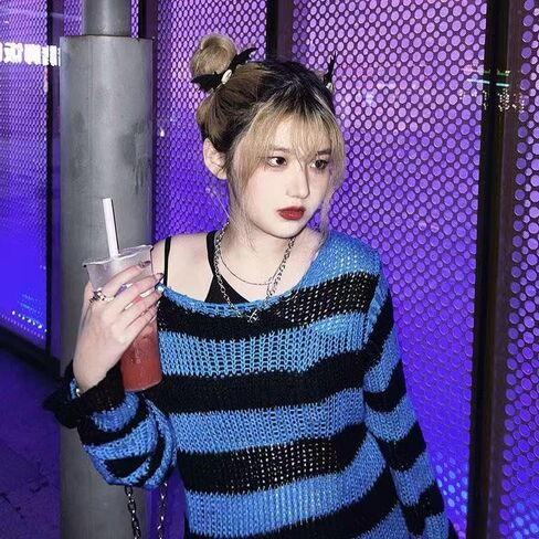 بلوفر نسائي كبير الحجم من Goth Punk ممزق مخطط بأكمام طويلة، ملابس علوية للشارع in Kuwait