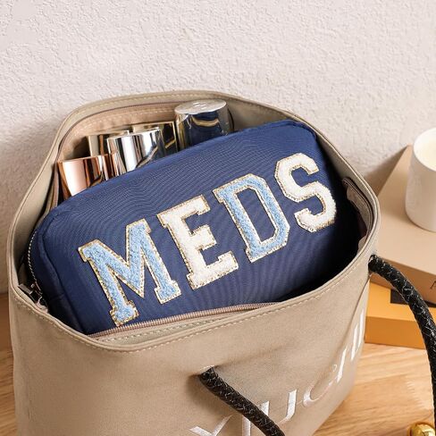 عبوات طبية من النايلون برقعة حروف من شانيل، حقيبة مكياج للسفر من MEDS لطيفة مع سحاب معدني، حقيبة مستحضرات التجميل لتنظيم محفظة الإسعافات الأولية للنساء والفتيات (03Navy) in Kuwait