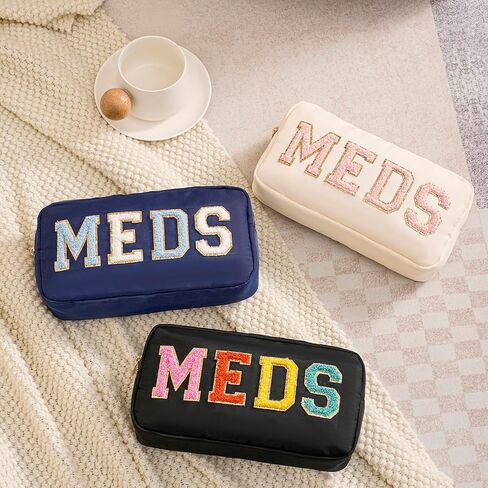 عبوات طبية من النايلون برقعة حروف من شانيل، حقيبة مكياج للسفر من MEDS لطيفة مع سحاب معدني، حقيبة مستحضرات التجميل لتنظيم محفظة الإسعافات الأولية للنساء والفتيات (03Navy) in Kuwait
