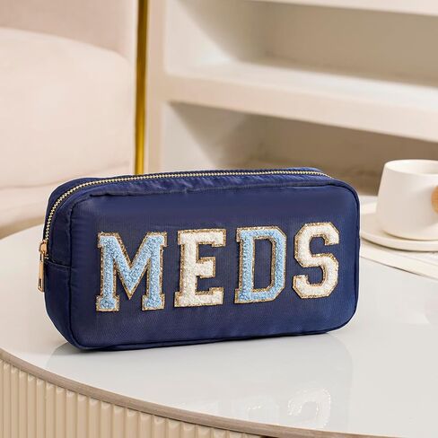 عبوات طبية من النايلون برقعة حروف من شانيل، حقيبة مكياج للسفر من MEDS لطيفة مع سحاب معدني، حقيبة مستحضرات التجميل لتنظيم محفظة الإسعافات الأولية للنساء والفتيات (03Navy) in Kuwait