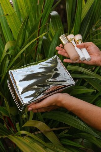 Small Waterproof Heat-Resistant Travel Insulated Makeup Bag (Silver Zipper, Metallic Silver) in Saudi Arabia