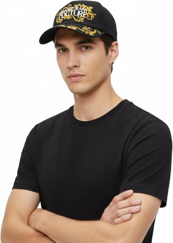 قبعة بيسبول VERSACE JEANS COUTURE سوداء/ذهبية كلاسيكية بنمط أوراق شجر ذهبية اللون in Saudi Arabia