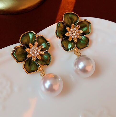 Vintage Camellia Pearl Stud Earrings for Women Floral Pearl Drop Dangle Earrings for Women Bridal Party Jewelry in Kuwait