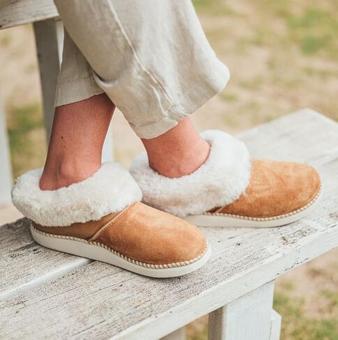 شبشب نسائي من OluKai Ku'i، مصنوع من الجلد الناعم المحبب بالكامل ووسادة قدم من مزيج الصوف، ونعال ذات قبضة مبللة للارتداء الداخلي والخارجي، سهل الارتداء لطيف ومريح in Kuwait