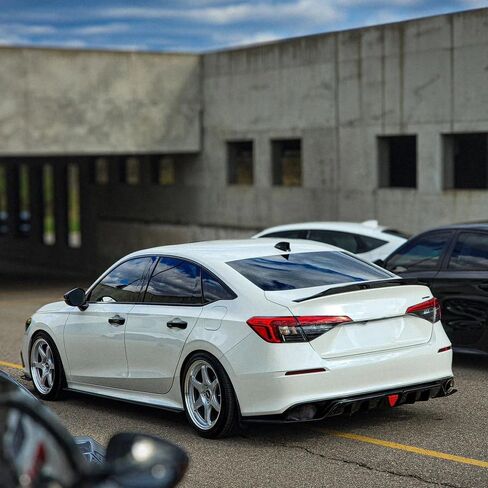 ناشر المصد الخلفي متوافق مع 2022 2023 2024 2025 Honda Civic Sedan مع ضوء LED (أسود لامع) in Kuwait