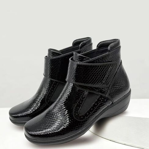 أحذية الكاحل النسائية المسطحة أحذية الكاحل السوداء الأنيقة للنساء من جلد البولي يوريثان الفاخر، شريط فيلكرو قابل للتعديل ومطاط بمقدمة مربعة مستديرة مبطنة من الخلف للدفء، أحذية شتوية عادية وكل يوم in Kuwait