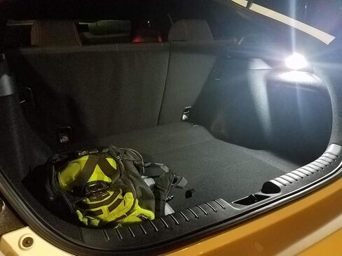مجموعة إضاءة منطقة الشحن iJDMTOY واحدة من زينون بيضاء كاملة LED متوافقة مع Nissan Versa Murano Juke Rogue Leaf، مدعومة بثنائيات LED 18-SMD، استبدل مصباح صندوق السيارة المتوهج OEM in Saudi Arabia