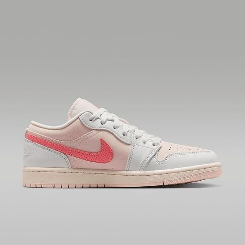 حذاء Air Jordan 1 Low SE للنساء (IB8156-133، أبيض سامت/وردي فاتح ناعم/شراع/إمبر سحري) in Saudi Arabia