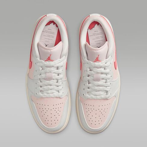 حذاء Air Jordan 1 Low SE للنساء (IB8156-133، أبيض سامت/وردي فاتح ناعم/شراع/إمبر سحري) in Saudi Arabia